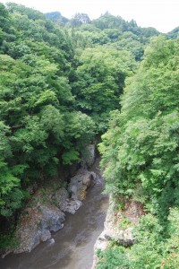 緑深い渓谷
