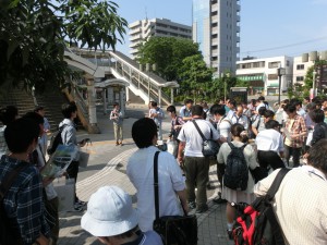 宮原駅西口に集まる参加者