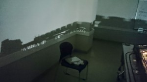 壁に映る貨車の影