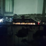 灯りを落として運転する