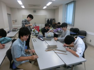 レールを磨く会員